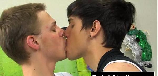  Gay jocks Taylor Lee and Jae Landen are two college aged twinks.